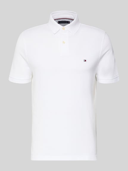 Produktfoto, Regular Fit Poloshirt mit Logo-Stitching von Tommy Hilfiger aus Baumwoll-Elasthan-Mix in Weiß, Polokragen und kurzer Knopfleiste.