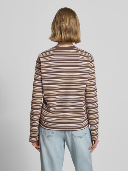 Frauenmodel trägt Boxy Fit Longsleeve Modell 'SOPHIA' von JJXX aus Reine Baumwolle mit Streifenmuster und Rundhalsausschnitt, Ganzkörperansicht Rückansicht.
