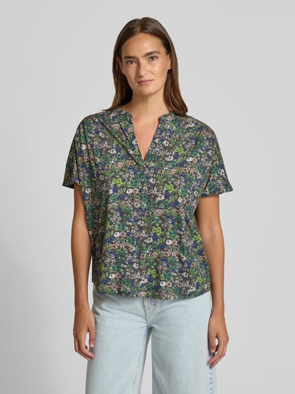 Frauenmodel trägt Regular-Fit T-Shirt aus reiner Baumwolle von Marc O'Polo, bunt gemustert, Damen T-Shirt, Ganzkörperansicht von vorne.