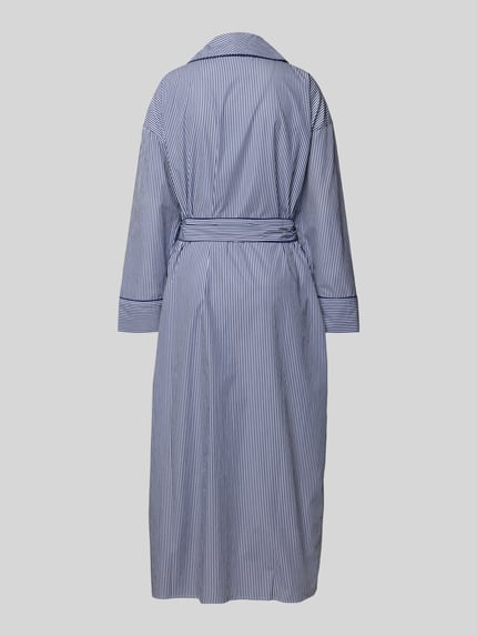 Frauenmodel trägt Regular Fit Kimono aus reiner Baumwolle von Polo Ralph Lauren in Blau-Weiß mit Streifen, langarm, Gürtel, Ganzkörperansicht Rückansicht.