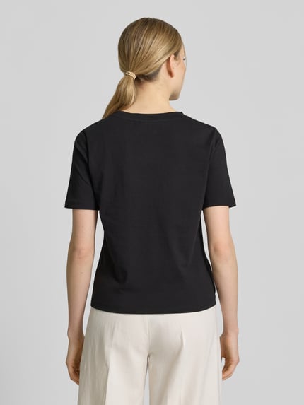 Kobiece modelka ma na sobie damski t-shirt z wyhaftowanym motywem, bawełna, krój regular fit, okrągły dekolt, długość tyłu w rozmiarze 36: 54 cm, T-Shirt mit Motiv-Stitching od Christian Berg Woman Selection, całkowity widok od tyłu.