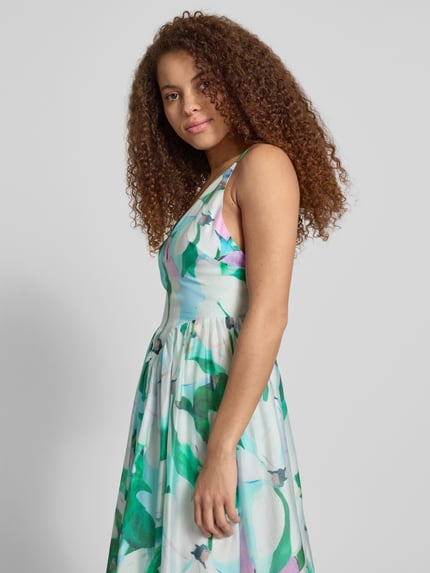 Frauenmodel trägt Midikleid aus Lyocell-Mix Modell 'ARLETHA' von Bardot, taillierter Schnitt, Allover-Look, Nahaufnahme Oberkörper. Damen Midikleid, Rückenschnürung, Rückenlänge bei Größe 36: 107 cm, Brustweite 30 cm.