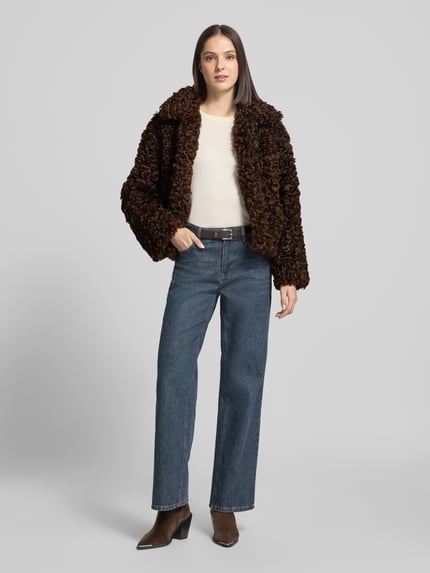 Vrouwenmodel draagt Jacke aus Kunstfell van closed in donkerbruin, rechte pasvorm, opstaande kraag, doorlopende knoopsluiting, Dames jack, Ruglengte maat S 60 cm, schouderbreedte 56 cm, borstwijdte 59 cm, mouwlengte 66 cm, recht en zacht textuur, Ganzkörperansicht van voren.