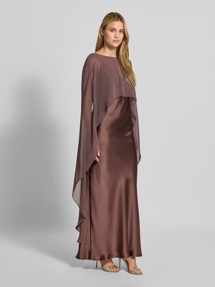 Kobiece modelka nosi długą sukienkę 'Maxikleid aus Satin' od SWING, elastyczna mieszanka materiałów, dopasowany krój, satyna, półprzezroczysta etola, cienkie ramiączka, dekolt w serek, długość tyłu w rozmiarze 36: 133 cm, szerokość w rozmiarze 36: 31 cm, widok całej sylwetki z przodu.