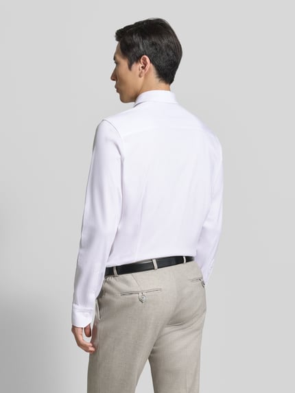 Männermodel trägt Slim Fit Business-Hemd mit Kentkragen von Roy Robson aus Reine Baumwolle, Knopfleiste, Sportmanschetten, Rückansicht, Business-Look.