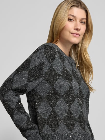 Vrouwenmodel draagt Strickpullover im Allover-Look mit Rundhalsausschnitt van Oui in donkergrijze en zwarte tinten, materiaalmix met wol, regular fit, all-over look, ronde hals, ruglengte maat 36: 50 cm, mouwlengte maat 36: 66 cm, textuur met glitterdetails, Nahaufnahme bovenlichaam.