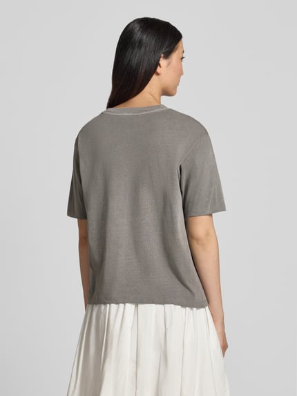 Frauenmodel trägt Relaxed Fit T-Shirt mit Motiv-Print von Jake*s Casual, Reine Baumwolle, Rundhalsausschnitt, Rückenlänge 53 cm, Ganzkörperansicht Rückansicht.