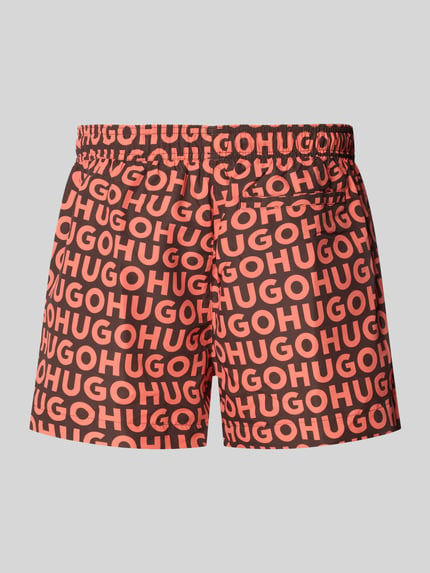 Produktfoto, Badehose mit Tunnelzug Modell 'KALY' von HUGO in Rot mit schwarzem HUGO-Schriftzug, glatte Textur, Herren Badehose von HUGO