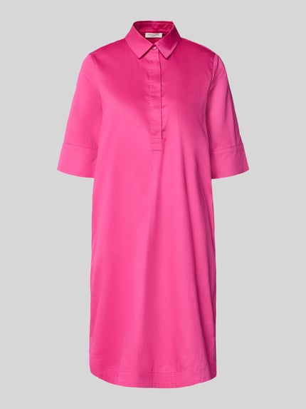 Produktfoto, Knielanges Hemdblusenkleid mit Eingrifftaschen von Christian Berg Woman in kräftigem Pink, reine Baumwolle, gerader Schnitt, verdeckte Knopfleiste, 1/2-Arm, glatte Textur vor grauem Hintergrund.