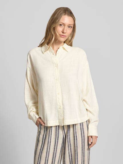 Frauenmodel trägt Leinenbluse mit Hemdblusenkragen Modell 'SALINAS' von Mustang, Viskose-Mix, Loose-Fit, cremefarben, Nahaufnahme Oberkörper.