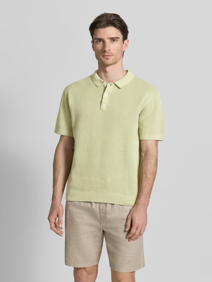 Männermodel trägt Regular Fit Poloshirt mit Label-Detail Modell 'ISAKSSON' van Casual Friday, katoen, polokraag, half mouw, crèmekleurig, voorkant, bovenlichaam dichtbij.