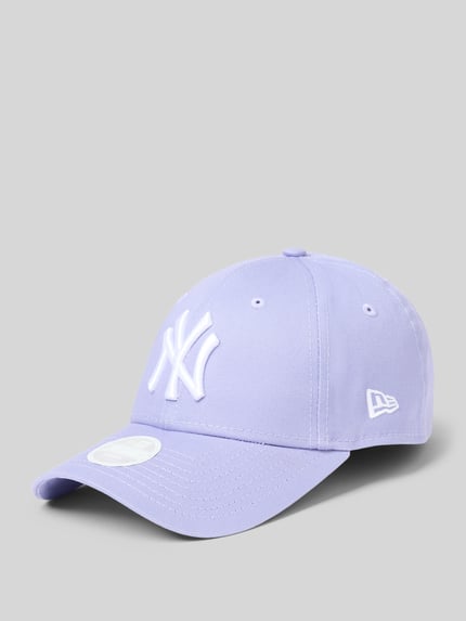 Produktfoto, Basecap mit Logo-Stitchings von New Era aus reiner Baumwolle in Flieder, verstärkter Schirm, Luftlöcher, verstellbarer Riegel