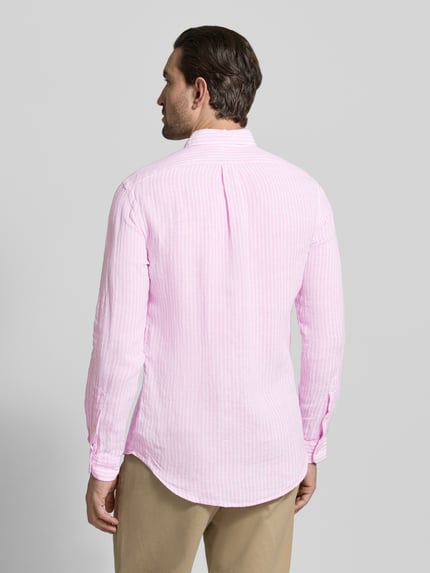 Männermodel trägt Regular Fit Freizeithemd aus reinem Leinen von Polo Ralph Lauren, rosa-weiß gestreift, Two-Tone-Optik, Flammgarn, Ganzkörperansicht Rückansicht.