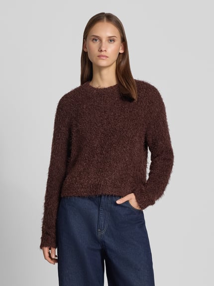 Frauenmodel trägt Strickpullover mit Rundhalsausschnitt Modell 'SASSY' von NOISY MAY®, braun, Effektgarn, Regular Fit, Ganzkörperansicht von vorne.