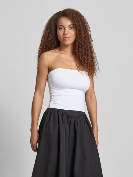Frauenmodel trägt schmal geschnittenes Bandeau-Top von REVIEW in Weiß, Baumwoll-Elasthan-Mix, Off-Shoulder-Look, Slim Fit, Nahaufnahme Oberkörper.