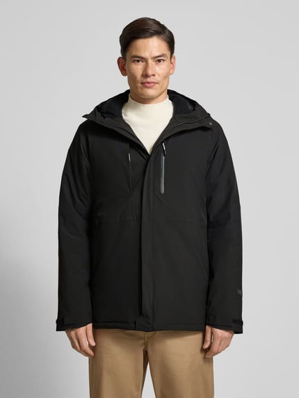 Männermodel trägt schwarzen Parka mit Kapuze und Ärmelriegeln Modell 'BAKERHILL' von Icepeak, Regular Fit, Ganzkörperansicht von vorne.