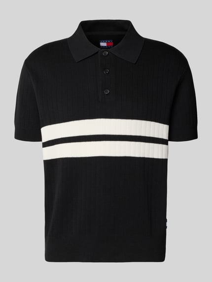 Produktfoto, Regular Fit Poloshirt aus reiner Baumwolle von Tommy Jeans, schwarz mit weißen Two-Tone-Streifen, Polokragen, Strickstruktur.