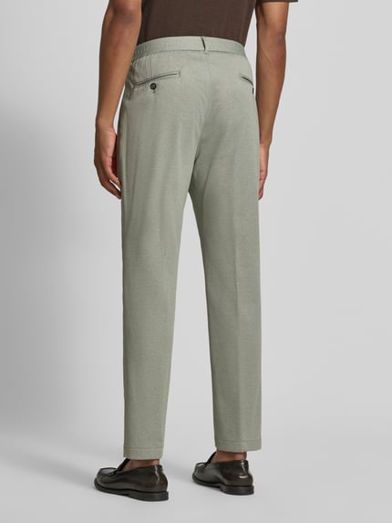 Männermodel trägt Regular Fit Anzughose aus Viskose-Mix Modell 'Lester' von JOOP! Collection, graugrün, Gesäßtaschen, Rückansicht, Kontext: Herren Anzughose von JOOP! Collection, Viskose-Mix mit Stretch-Anteil, Regular Fit, Modell 'Lester', Gesäßtaschen, Bundweite bei Größe 50: 44 cm, Innenbeinlänge bei Größe 50: 76 cm