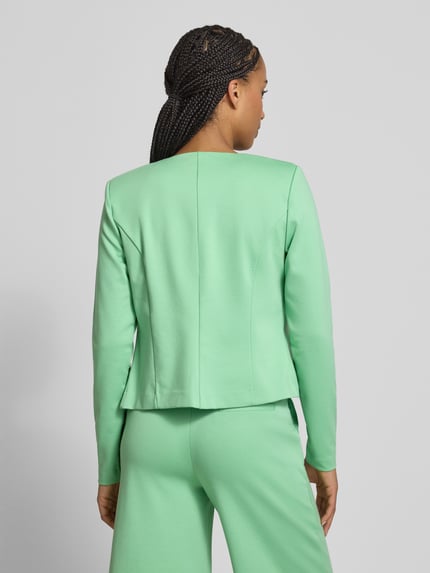 Modelka nosi Slim Fit Blazer in offener Passform Modell 'KATE' od ICHI, jasnozielona mieszanka materiałów z dodatkiem wiskozy, krój slim fit, długość tyłu w rozmiarze S: 52 cm, szerokość w rozmiarze S: 38 cm, długość rękawów w rozmiarze S: 62 cm, widok całej sylwetki z tyłu.