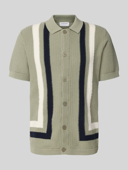 Produktfoto, Cardigan mit Kentkragen und Knopfleiste von Lindbergh, Reine Baumwolle, Modern Fit, olivgrün mit weißen und dunkelblauen Akzenten, markante Strickstruktur, Rückenlänge bei Größe M: 70 cm, Ärmellänge: 27 cm.