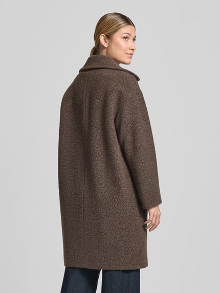 Frauenmodel trägt Jacke aus Woll-Mix mit Reverskragen von ICONS Cinzia Rocca in Braun, strukturierte Oberfläche, Ganzkörperansicht Rückansicht. Regular Fit, doppelreihiger Knopfverschluss, Rückenlänge 93 cm, Schulterbreite 48 cm, Brustweite 54 cm, Ärmellänge 53 cm.