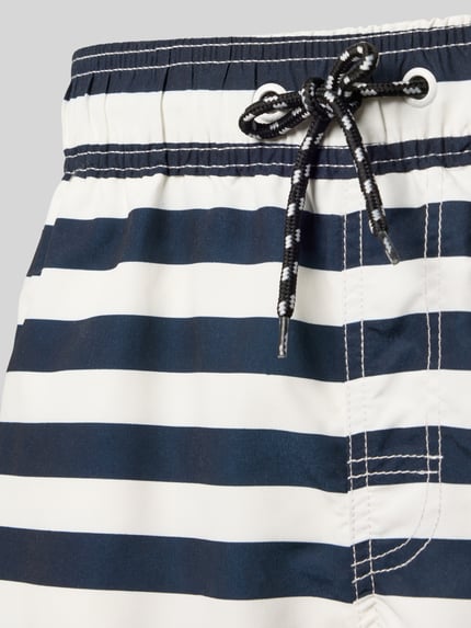 Productfoto, Regular Fit Badeshorts met achterzak model 'Rori' van Blend, gestreept in donkerblauw en wit, elastische tailleband met trekkoord