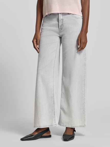 Vrouwenmodel draagt Wide Leg Jeans aus Baumwoll-Mix Modell 'PALAZZO' van Cambio in grijze denimlook met 5-pocketmodel, korte lengte, high waist, labelpatch, knoop- en ritssluiting, mix van katoen. Detailopname onderlichaam.