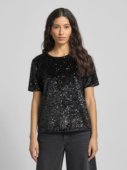 Frauenmodel trägt Relaxed Fit T-Shirt mit Pailletten von s.Oliver RED LABEL, Optik: Unifarben, Glänzend, Regular-Fit, Rundhals, Kurzarm, Ganzkörperansicht von vorne.