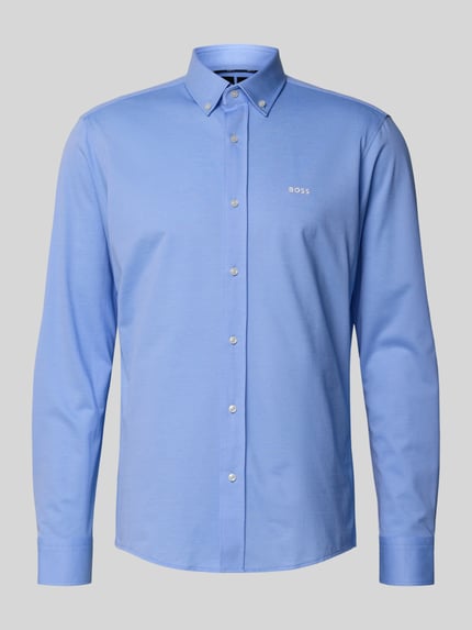 Produktfoto, Regular Fit Businesshemd aus Pinpoint mit Stretch-Anteil von BOSS, mieszanka bawełny, kołnierzyk typu button down, listwa guzikowa, sportowe mankiety, napis z logo, łatwa pielęgnacja, oddychający materiał, szybkoschnący, błękitny odcień, gładka tekstura, proste linie
