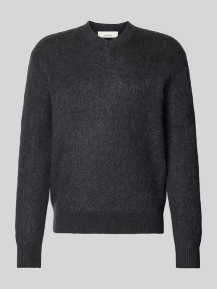 Produktfoto, szary sweter wełniany 'Wollpullover aus Woll-Mix' od ANNARR z mieszanki wełny, krój regular fit, dekolt w serek, imitacja dzianiny, prążkowane wykończenia, długość tyłu w rozmiarze M: 70 cm