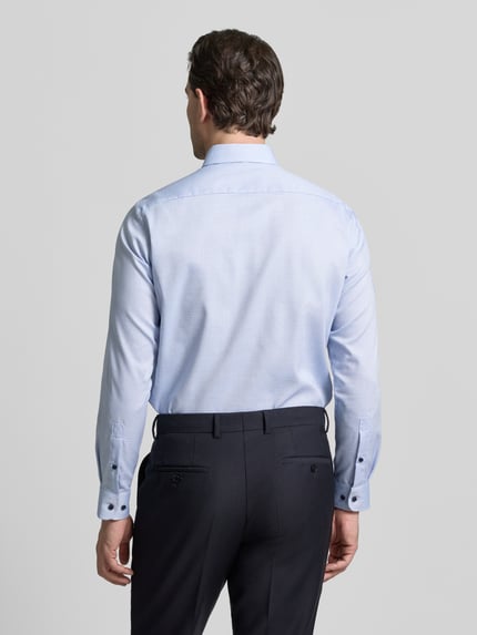 Männermodel trägt Regular Fit Business Hemd aus Baumwolle mit Kentkragen von Christian Berg Men, hellblau, glatte Textur, Ganzkörperansicht Rückansicht.