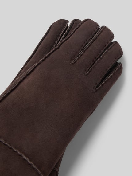 Productfoto, donkerbruine Lammfellhandschuh aus reinem Lammfell Modell 'Helsinki' van Roeckl, suède structuur, Ziernähte, Logodetail