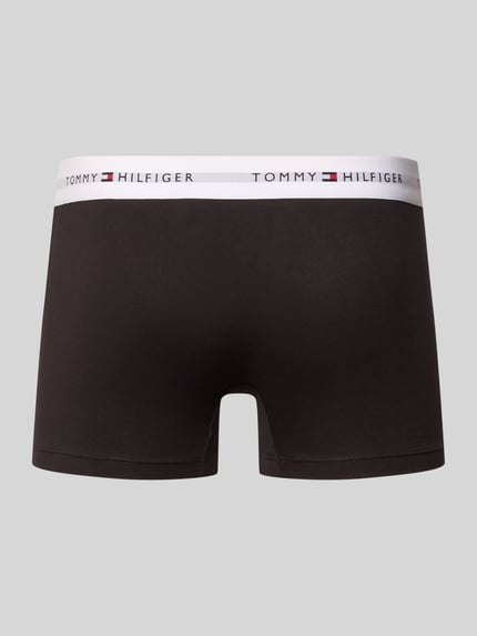 Männermodel trägt Trunks aus Baumwoll-Mix im 3er-Pack von Tommy Hilfiger, unifarben, elastischer Bund mit Label, Ganzkörperansicht Rückansicht.