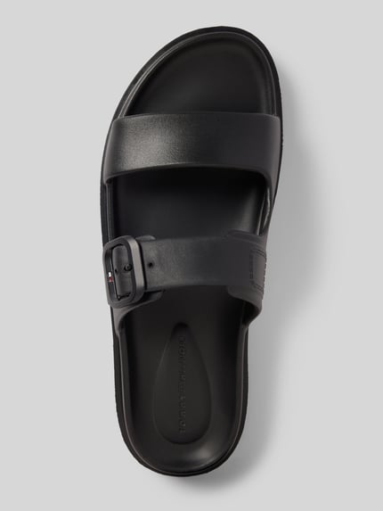 Productfoto, Slipper mit Schnalle van Tommy Hilfiger in effen zwart met afgeronde neus, platte zool en gestructureerde zool, logo-detail.
