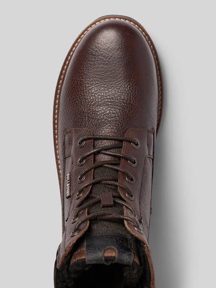 Produktfoto, Chelsea Boots aus Rindsleder mit Profilsohle von BULLBOXER in brauner Lederoptik mit Struktur, Label-Schriftzug, Gummisohle, flache Form, strukturierte Oberfläche, Label-Detail und sichtbaren Nähten