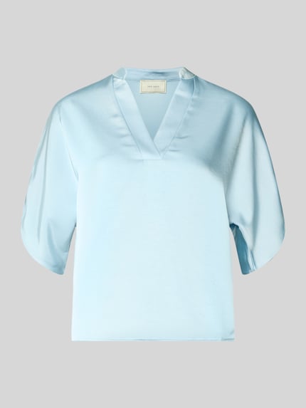 Produktfoto, lichtblauwe dames blouse van satijn, regular fit, model 'Anelle' met V-hals en 1/2-mouwen van Neo Noir