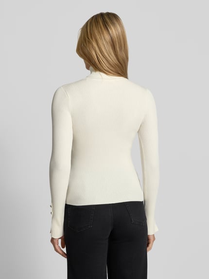 Männermodel trägt Strickpullover aus Viskose-Mix mit Rollkragen von GUESS, krój slim fit, Efekt prążkowania, Detal z logo, Długość tyłu w rozmiarze S: 54 cm, Długość rękawów w rozmiarze S: 62 cm, Ganzkörperansicht Rückansicht