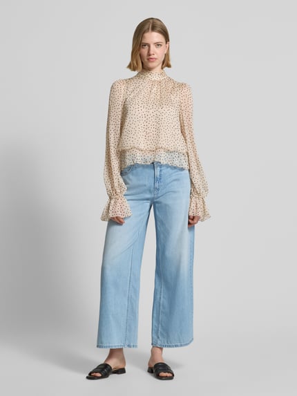 Frauenmodel trägt Regular Fit Loose Fit Jeans aus reiner Baumwolle Modell 'PALAZZO' von Cambio in heller Denim-Optik, Twill-Material, Cropped-Länge, Label-Patch, Gürtelschlaufen, Knopf und verdeckter Reißverschluss, 5-Pocket-Design; Ganzkörperansicht von vorne.