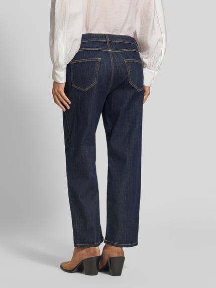 Frauenmodel trägt Barrel Jeans aus Baumwoll-Mix Modell 'Liv' von TONI in dunklem Blau mit sichtbaren Nähten, Damen Barrel Jeans, Ganzkörperansicht Rückansicht.