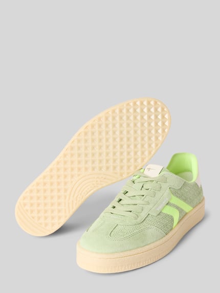 Produktfoto, Low Top Sneaker aus Rindsleder-Textile-Mix von Tamaris mit unifarbener Optik in Grün und Effektgarn, runde Schuhspitze, strukturierte Sohle, Label- und Logo-Prägung, flache Absatzform, Velours- und Glattleder.