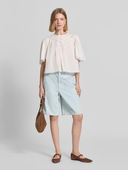 Vrouwenmodel draagt Bermudas in Denim-Optik mit Perlen van Jake*s Casual, lichtblauw katoen, relaxed fit, parels, Ganzkörperansicht van voren.