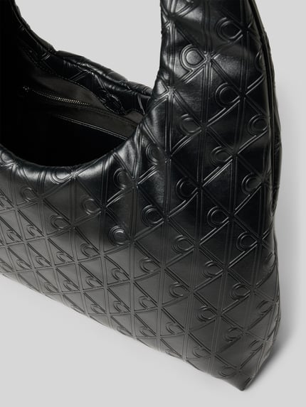 Produktfoto, Shoulder Bag in Leder-Optik Modell 'Puffer' von CK Calvin Klein, czarny kolor, wytłoczone logo na całej powierzchni, zapięcie na magnes, szeroki pasek, kieszeń wewnętrzna zapinana na zamek błyskawiczny, wymiary 44x30x9 cm, długość paska 71 cm.