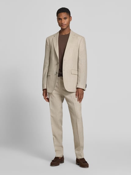 Męski model nosi Regular Fit Anzugsakko aus Leinen-Mix Modell 'JASPER' od BOSS, melange, beżowy, webowa faktura, przód, cała sylwetka.