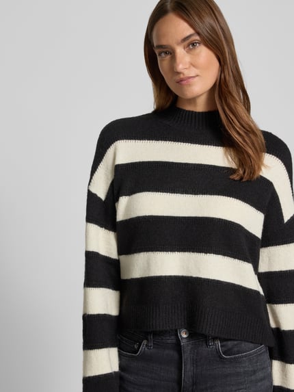 VERO MODA Sweter o kroju regular fit ze wzorem na całej powierzchni model ‘NEZ’ Czarny 3