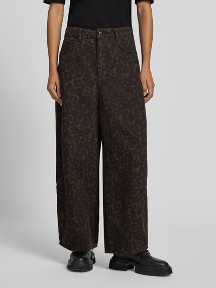 Frauenmodel trägt Wide Fit Jeans aus reiner Baumwolle mit Animal-Print von Oui, dunkle Töne, 5-Pocket-Design, Ganzkörperansicht von vorne.