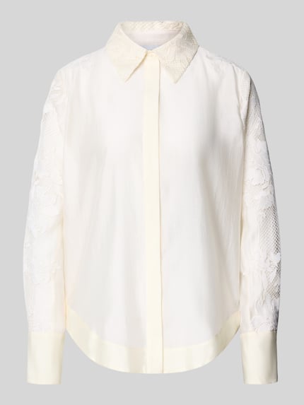 Produktfoto, Relaxed Fit Bluse mit Spitze und verdeckter Knopfleiste von Copenhagen Muse, kremowy kolor, koronkowe rękawy, kołnierzyk koszulowy, gładka tekstura, długość tyłu w rozmiarze S 77 cm, długość rękawa w rozmiarze S 40 cm
