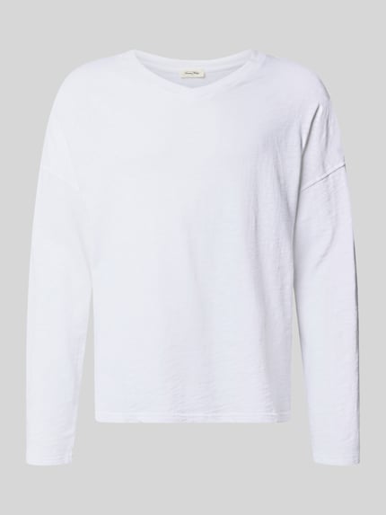 Produktfoto, weißes Longsleeve mit V-Ausschnitt und überschnittenen Schultern Modell 'SONOMA' von American Vintage aus reiner Baumwolle