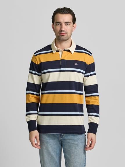 Männermodel trägt Sweatshirt mit Polokragen und Label-Stitching von Gant, gestreift in Gelb, Blau, Creme, Baumwolle, Regular Fit, Ganzkörperansicht von vorne.