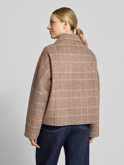 Frauenmodel trägt Bomberjacke mit Brusttaschen von RICH&ROYAL mit Glencheck-Allover-Muster, beige-braune Töne, Ganzkörperansicht Rückansicht.