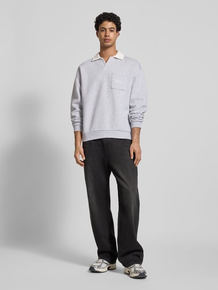 Mannelijk model draagt 'Sweatshirt met contrastkraag en borstzak met logo-borduring' van REVIEW, Materiaalmix met katoen, regular fit, contrastkraag, borstzak met geborduurd logo, ruglengte maat M 71 cm, mouwlengte maat M 63 cm, lichtgrijs met beige kraag, zachte stof, casual look. Ganzkörperansicht van voren.